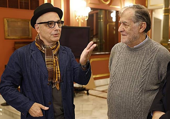 Pablo Berger con Ramón Barea, al que dirigió en el corto 'Mama' en 1988, este jueves en el teatro Arriaga.